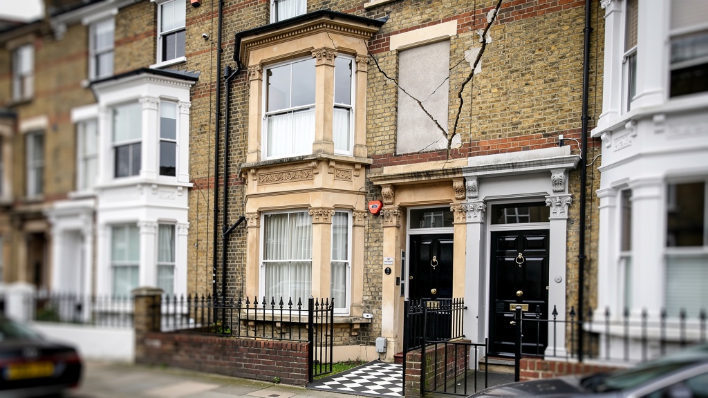 Victorian terraced house in Balham showing structural wall cracks before survey